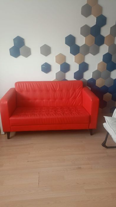 Диван красный кожаный