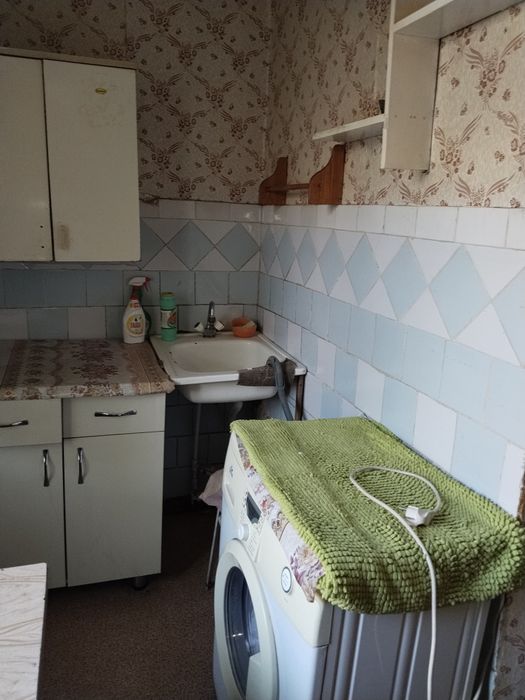 Продам 2-х комнатную с мебелью. Дом деревянный. 2/1/2. Спутник -8-48