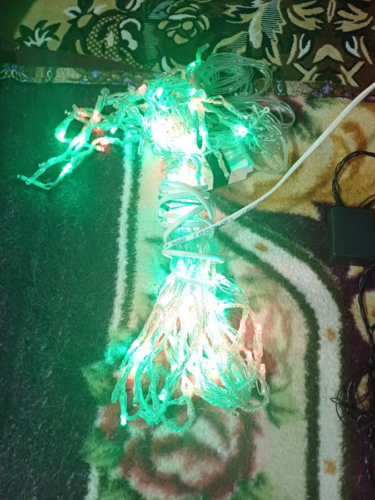 Дед мороз на батарейках.герлянды длинные.