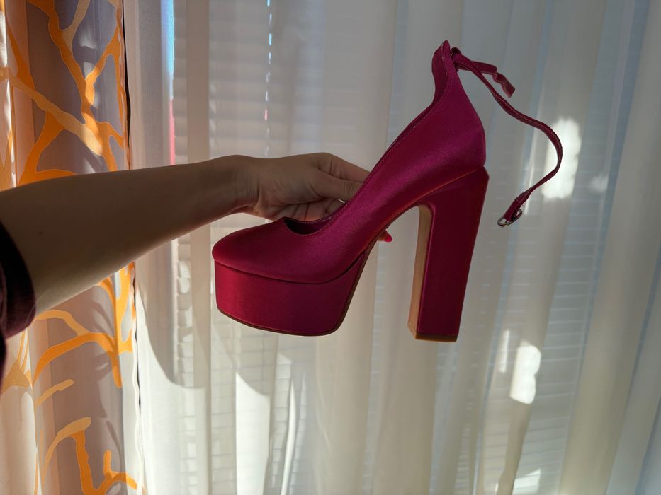 Розови сандали нови