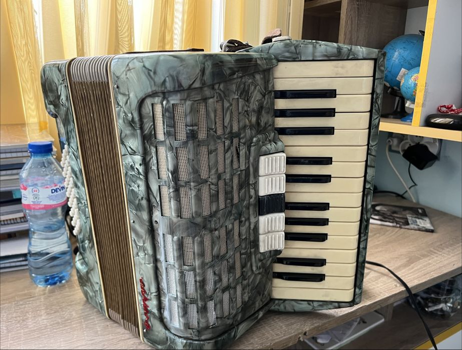 Продавам акордион 40 баса