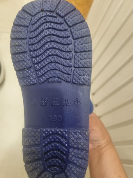 Продам кроссовки и боты