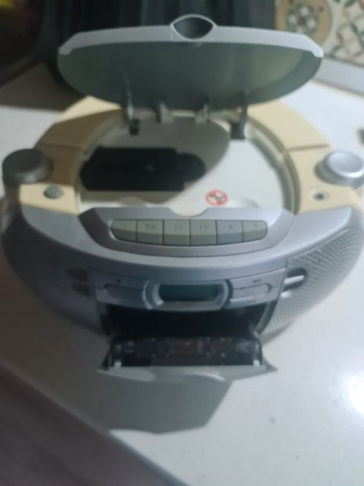 Vând 2 radio unu este cu caseta și tidi cel negru este doar radio