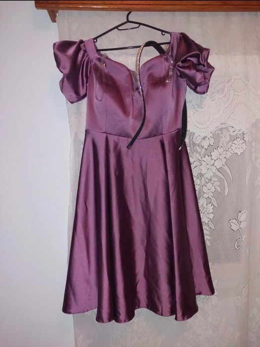 Rochie de seară, perfectă pentru petreceri, fiind lejeră