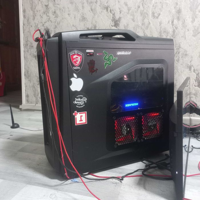 Игровой компьютер и монитор