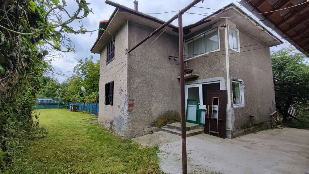 Casa cu etaj si teren  - vanzare sau inchiriere com. Carbunesti