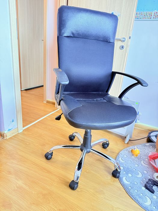 Офис стол с регулиране на облегалка