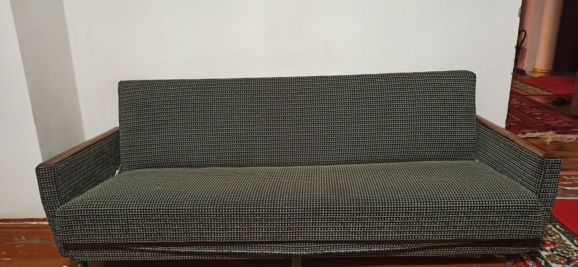 Чешский комплект из дивана и двух кресел из чистого дерева.: 3 000 000 ...