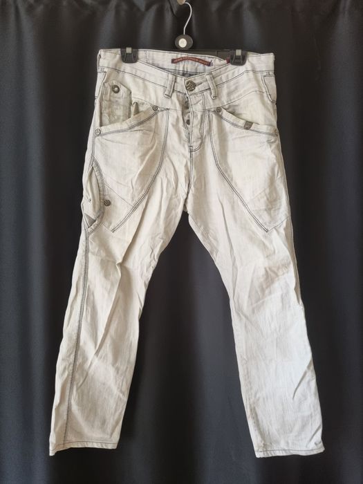 Стилни мъжки дънки с много детайли