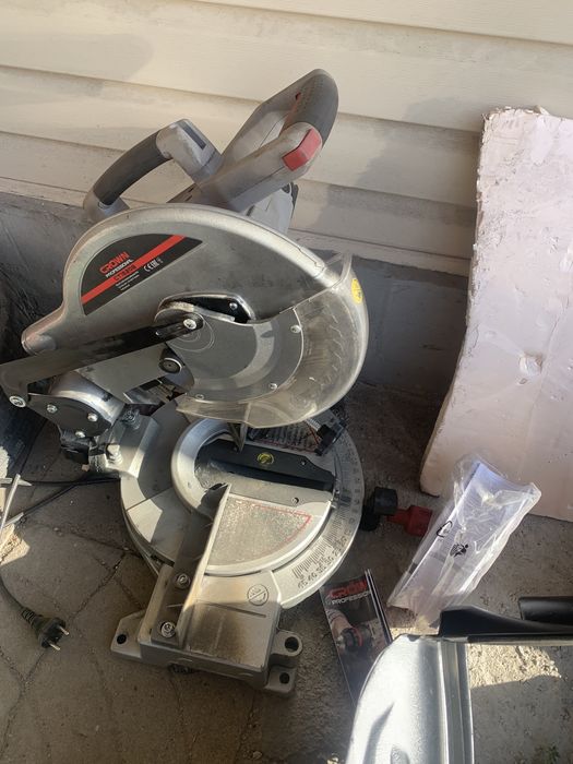 Пила торцовочная CROWN CT15208