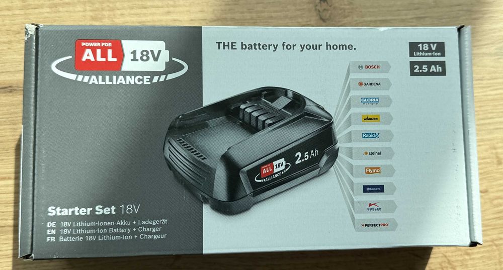нов комплект Bosch PBA 18 V 2.5 Ah батерия и зарядно устройство