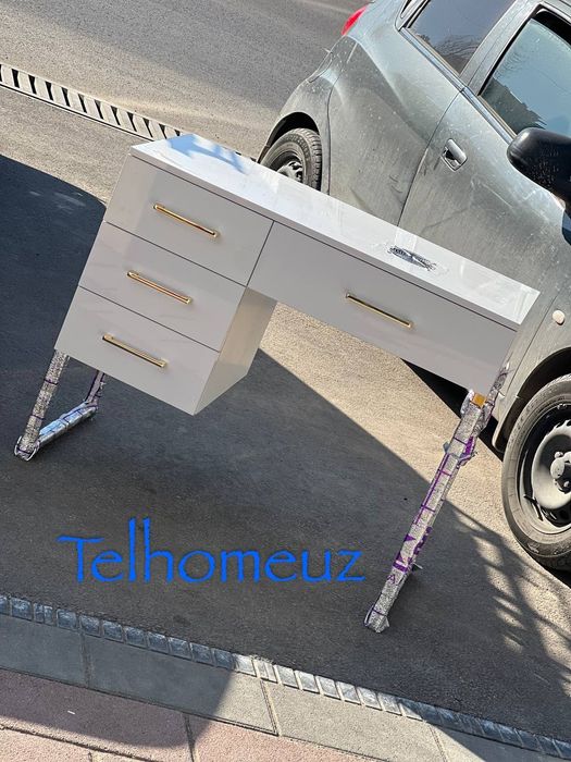 Маникюрный стол с вытяжкой