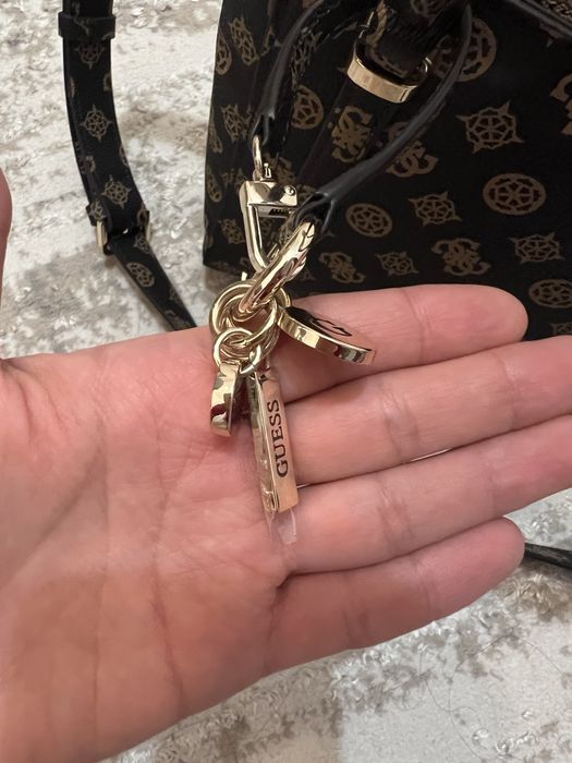 Geantă de mână, Guess