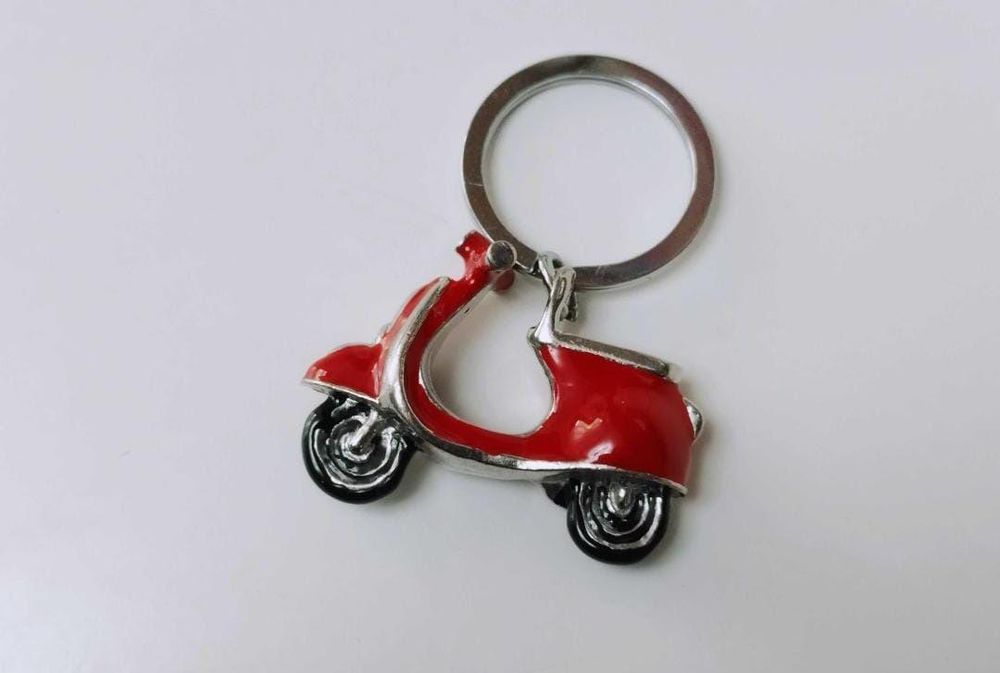 Breloc cheii Vespa , metal placat cu argint si email rosu