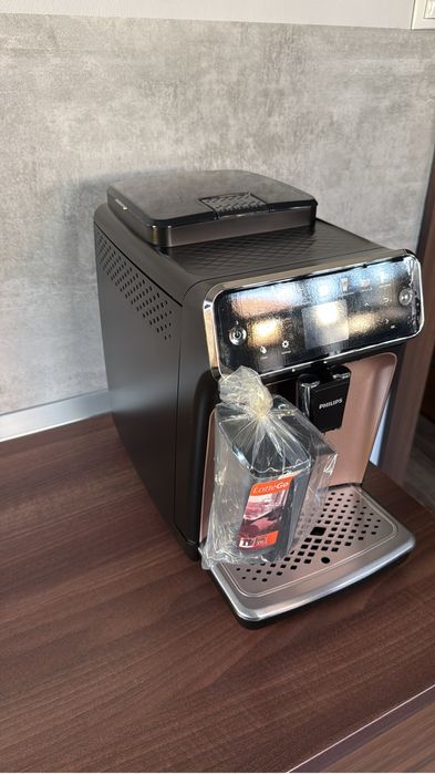 Espresor expresor apatat de cafea Philips latte go EP 5500.ca nou.