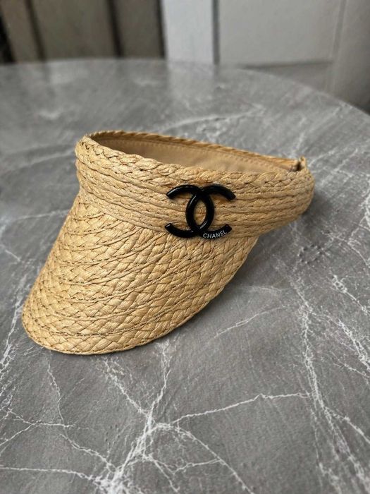 лятна сламена регулираща плетена шапка тип козирка от слама на шанел chanel в бежов цвят капучино нова с етикет