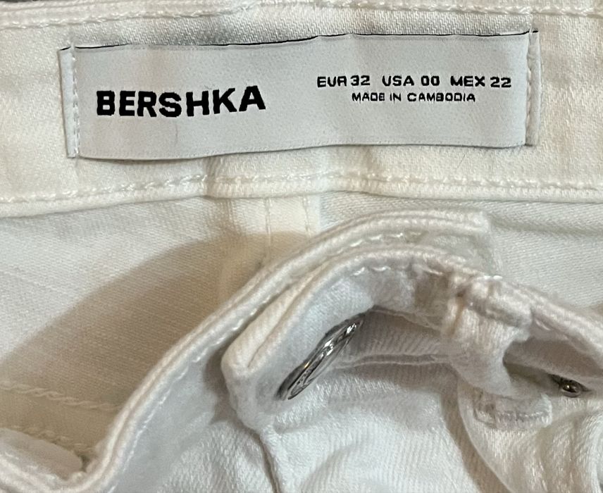 бели дънки по тялото bershka