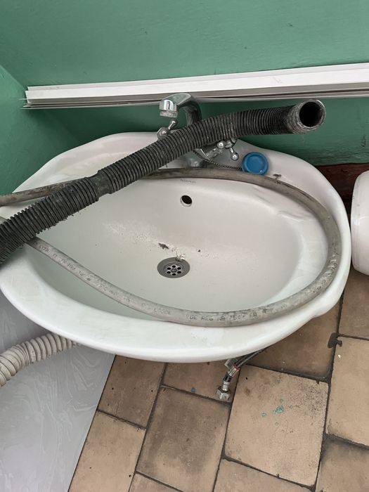 Зеркало, ракавина для ванны