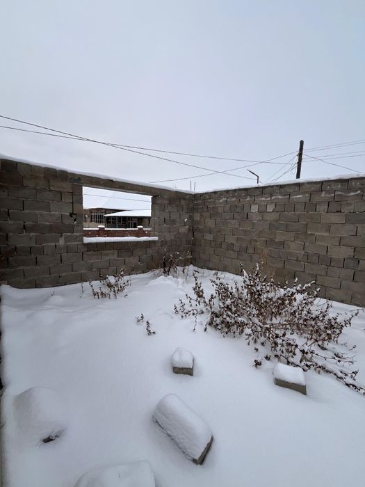 Дом находиться продажу с участком