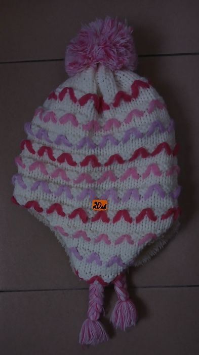 Бебешки и детски зимни шапки, зимни шалове и топли и меки наушници.