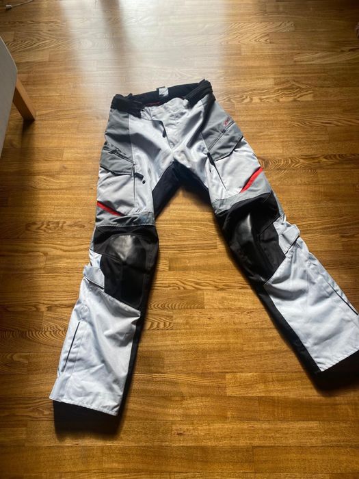 Pantaloni moto cu mesada