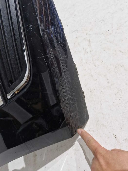 Bara Fata VW Golf 7 Completa cu grile inferioare 2013 -2017 cu gauri spalator far si 4   gauri senzori de parcare cod origine 5G0807221