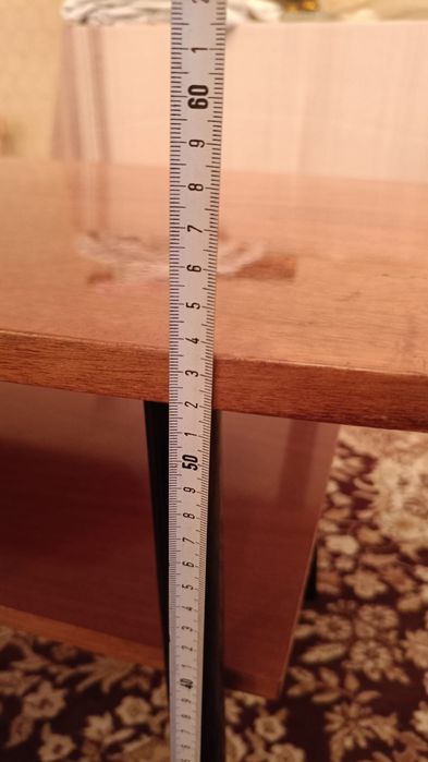 Холна маса, ретро. Лакиран и полиран фурнир, заоблени ъгли на плота.