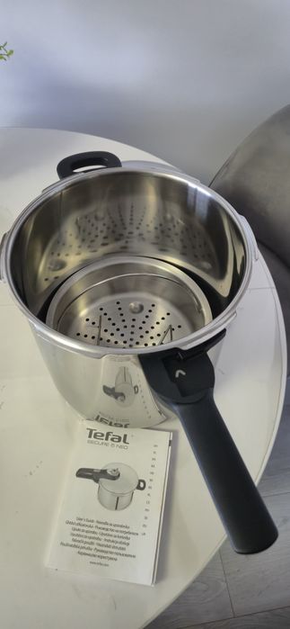 Vând oala sub presiune TEFAL SECURE 5 NEO, 8L