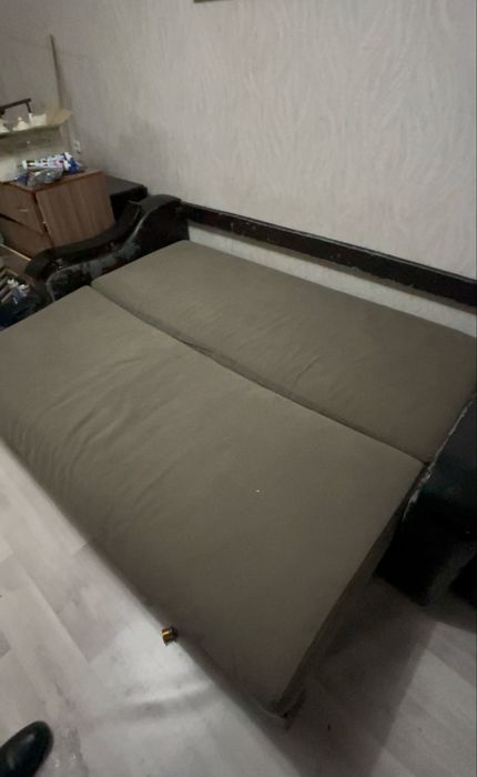 Диван в среднем состояние