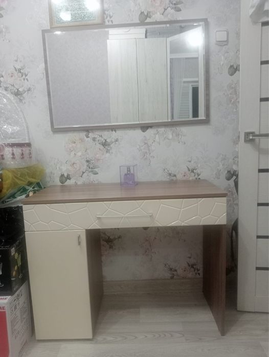 Продам туалетный столик