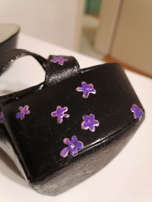 Обувки с висок ток, ръчно рисувани