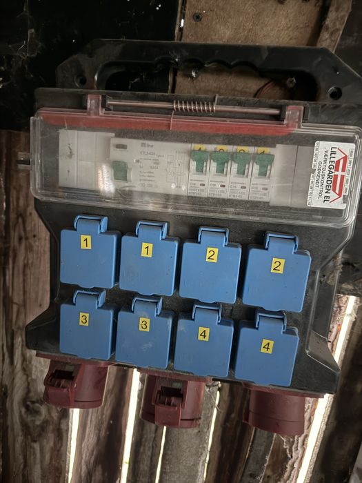 Vand 2 role de curent si un tablou