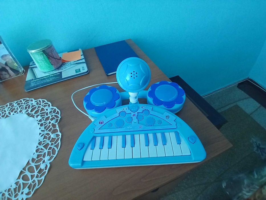 Децка играчка пяно за свирене.