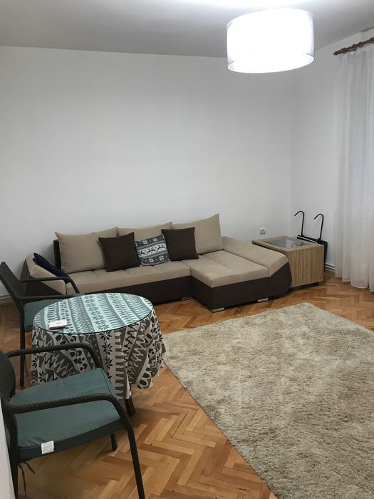 De închiriat o cameră, apartament cu 3 camere