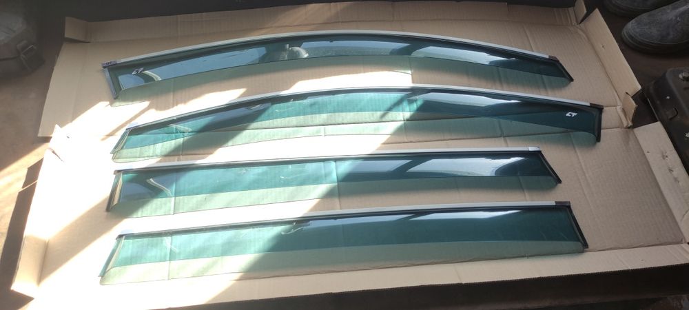 Продаются дефлекторы дверей.