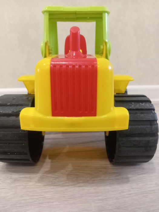 Продаю игрушечный трактор