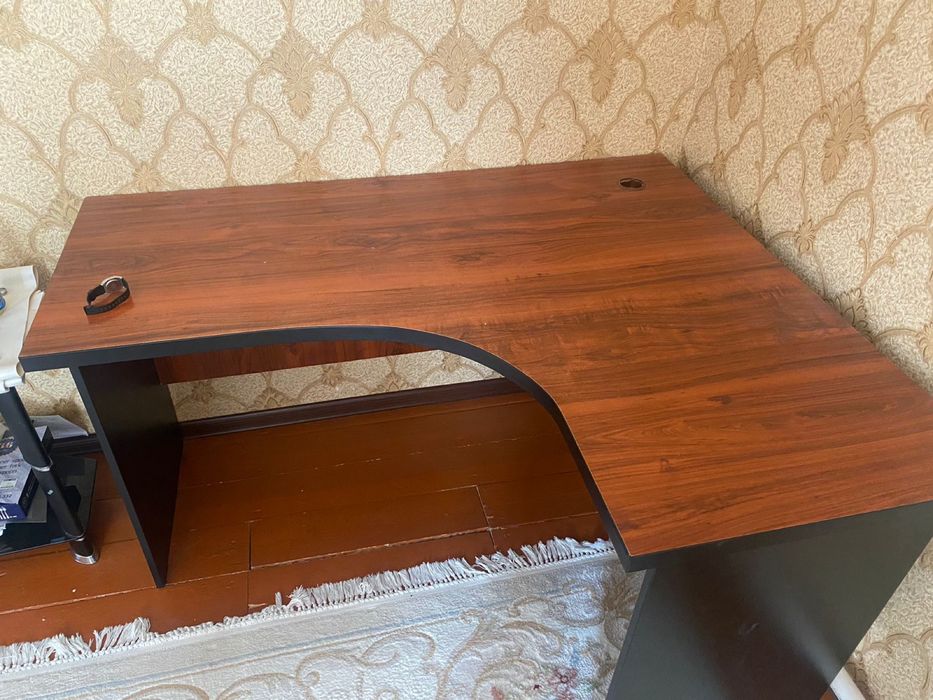 Компьютерный стол срочно продам