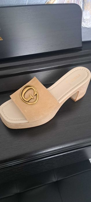 Сандали на Guess, велур, обувани само един път, 39 номер.89лв