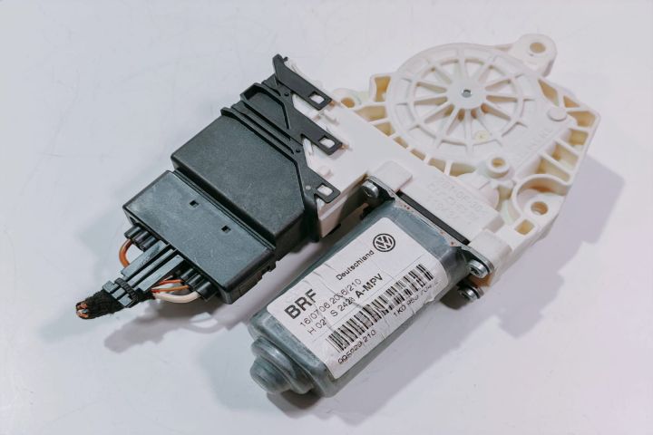 Motoras macara dreapta 1K0959704E Skoda Octavia a 2-a generatie seria