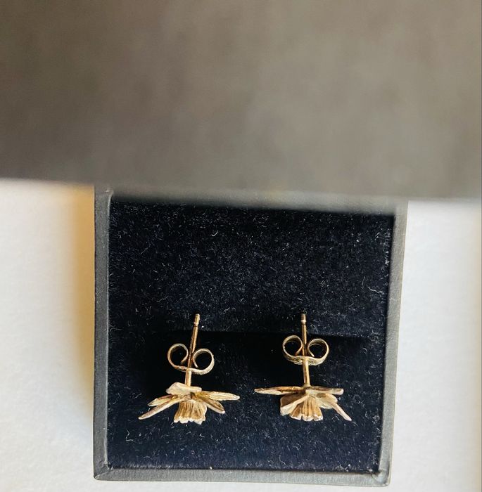 Cercei din argint in forma de floare-narcisa