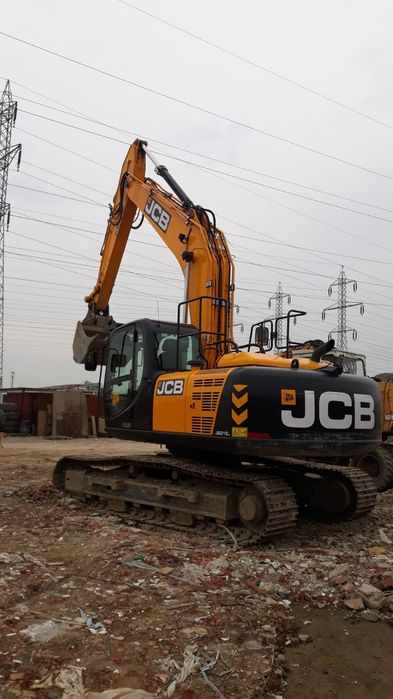 Executam lucrari /Sapaturi/ excavari, cu excavatoare cu senile si roti