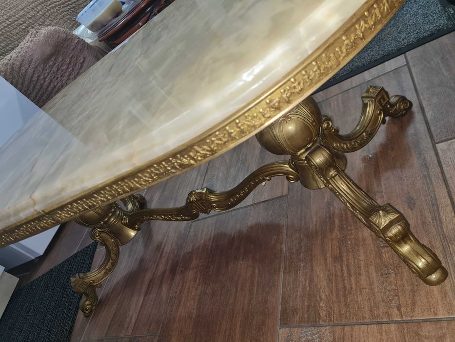 Masuta din bronz cu blat de onix