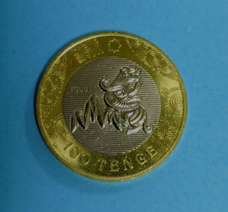 Монеты 100 тенге.