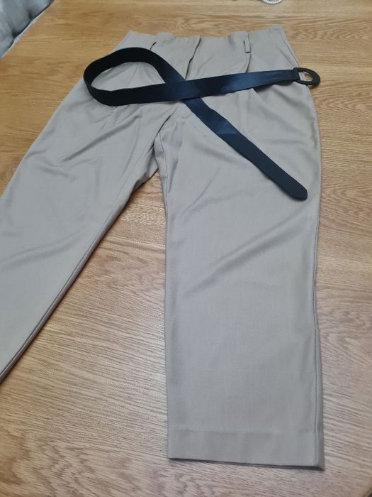 Женские классические брюки бежевого цвета Zara.