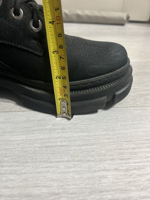 Ghete piele intoarsă, negre, talpă groasă, fermoar, șiret