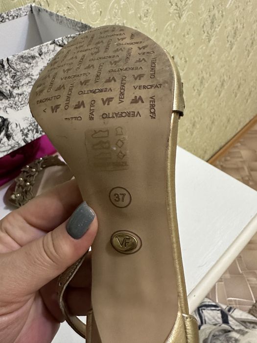 Продам кожаные босоножки