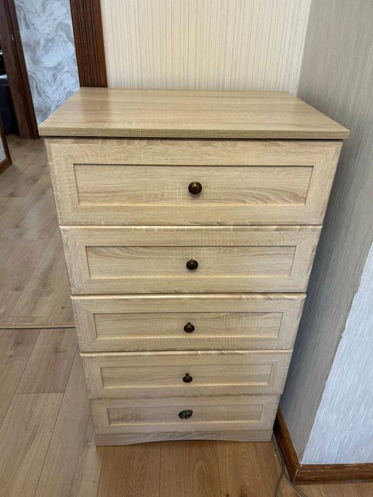 Стол, комод  каждый 5000