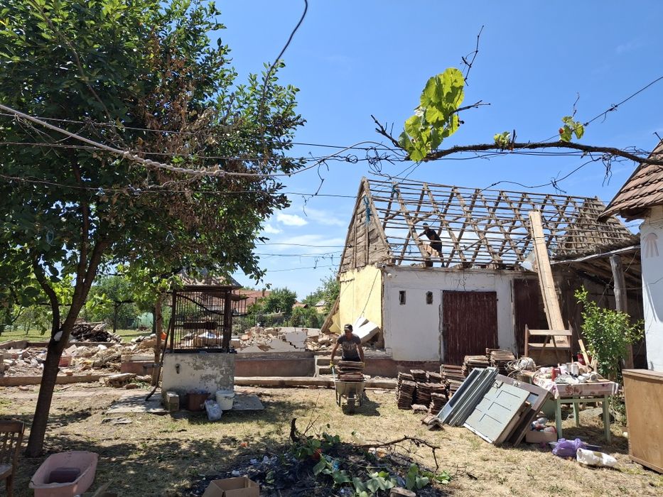 Vând lemn de stejar provenit din două case bătrânești demolate