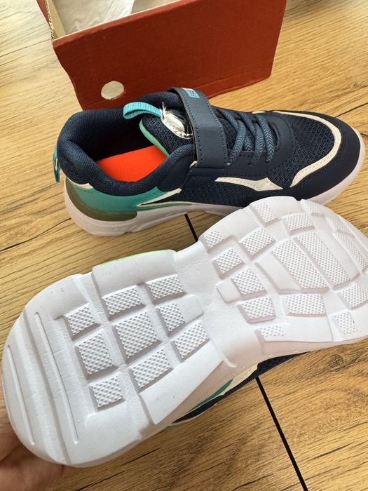 Кроссовки новые легкие