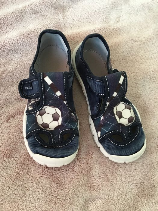 Маратонки Adidas 30 номер + подарък пантофи